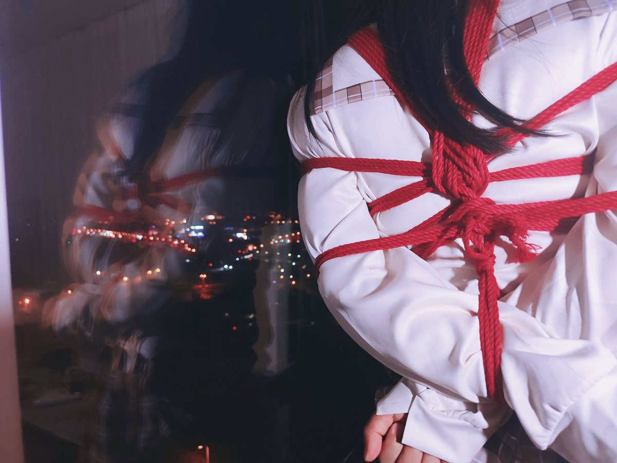 当灯火为黑夜写下注脚，风却在空白处肆意涂鸦。它告诉我：在这座被规则填满的城市里，总该有人做永远不被驯服的留白。
灵魂 <a href="/FENGUA_20838/">天津滴分瓜 and SFS</a> 
留白 雯雯
剧务 <a href="/pushiwuhua2021/">朴实无华的人</a> 
#天津 #绳艺 #绳缚