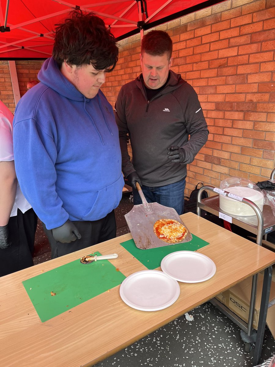 More pupils helping at the pizza stand 🍕
