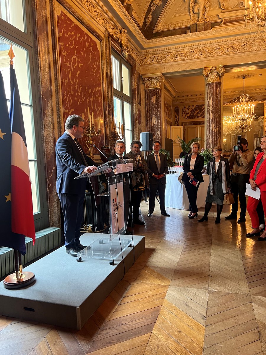 Avocats aux conseils (@avoca_ssation) on Twitter photo Signature au Ministère de la Justice <a href="/justice_gouv/">Ministère de la Justice</a> de la Charte commune en faveur de l’égalité professionnelle entre les femmes et les hommes le 27 mai.
Cette Charte, fruit d’une mobilisation interprofessionnelle sans précédent, réunissant les notaires, avocats aux Conseils, Signature au Ministère de la Justice <a href="/justice_gouv/">Ministère de la Justice</a> de la Charte commune en faveur de l’égalité professionnelle entre les femmes et les hommes le 27 mai.
Cette Charte, fruit d’une mobilisation interprofessionnelle sans précédent, réunissant les notaires, avocats aux Conseils,