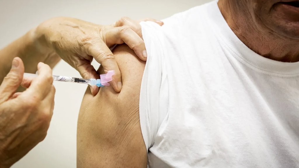 La Tarde con Mariló Maldonado (@latardemarilo) on Twitter photo 💉¿Influye el brazo en el que te vacunas?
Nos responde a la pregunta del día en <a href="/portusaludcsr/">Por tu salud</a> el Dr. Jaime Pérez Martín presidente de la <a href="/AEV_Vacunas/">Vacunas.org</a>
📻 <a href="/LaTardeMarilo/">La Tarde con Mariló Maldonado</a> <a href="/MariloMaldonado/">Mariló Maldonado</a>
⬇️🎧
canalsur.es/multimedia.htm… 💉¿Influye el brazo en el que te vacunas?
Nos responde a la pregunta del día en <a href="/portusaludcsr/">Por tu salud</a> el Dr. Jaime Pérez Martín presidente de la <a href="/AEV_Vacunas/">Vacunas.org</a>
📻 <a href="/LaTardeMarilo/">La Tarde con Mariló Maldonado</a> <a href="/MariloMaldonado/">Mariló Maldonado</a>
⬇️🎧
canalsur.es/multimedia.htm…