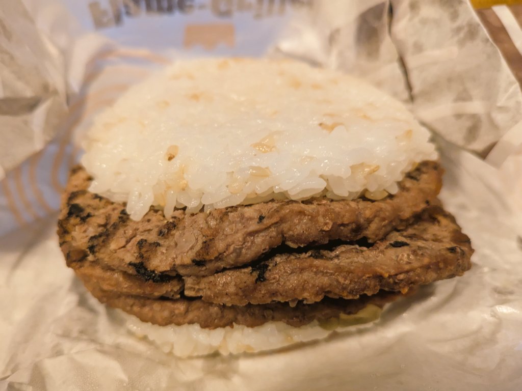snowontacker's tweet photo. バーガーキングのピックルボールバーガー。米、肉、ピクルス！って感じ。塩胡椒だけっぽくて、ソース欲しかったなー https://t.co/G7Sxsur0YF