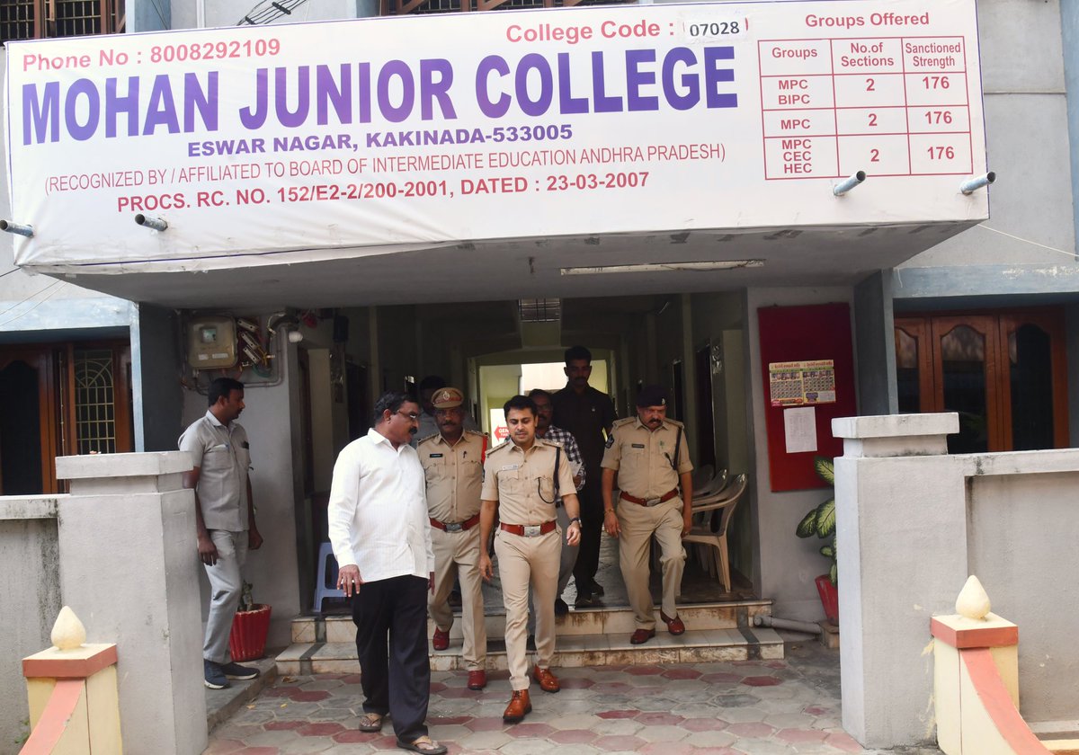 KAKINADAPOLICE's tweet image. కాకినాడలో జిల్లాలో జూన్ 1తేదీ ఆదివారం ఉదయం 10 గంటల నుండి మధ్యాహ్నం 1 గంటల వరకు జరగనున్న #APSLPRB పోలీస్ కానిస్టేబుల్ తుది రాత పరీక్ష (మెయిన్స్)కు సంబంధించి, పరీక్ష కేంద్రాల వద్ద భద్రతా ఏర్పాట్లను పర్యవేక్షిస్తున్న #కాకినాడ జిల్లా ఎస్పీ శ్రీ G. #BinduMadhavIPS 

@APPOLICE100