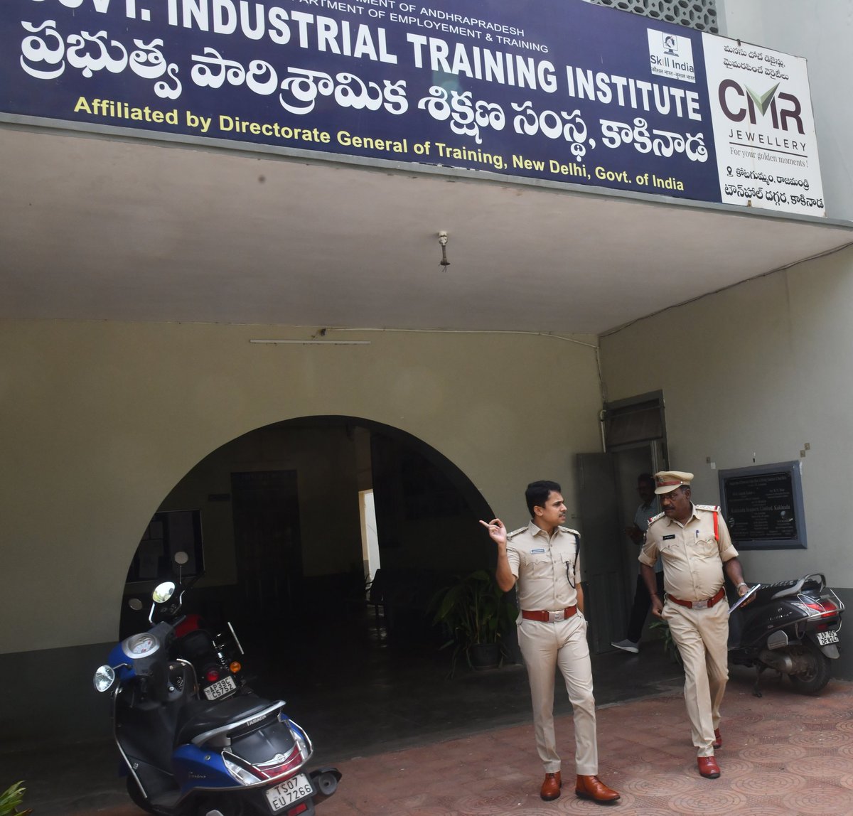 KAKINADAPOLICE's tweet image. కాకినాడలో జిల్లాలో జూన్ 1తేదీ ఆదివారం ఉదయం 10 గంటల నుండి మధ్యాహ్నం 1 గంటల వరకు జరగనున్న #APSLPRB పోలీస్ కానిస్టేబుల్ తుది రాత పరీక్ష (మెయిన్స్)కు సంబంధించి, పరీక్ష కేంద్రాల వద్ద భద్రతా ఏర్పాట్లను పర్యవేక్షిస్తున్న #కాకినాడ జిల్లా ఎస్పీ శ్రీ G. #BinduMadhavIPS 

@APPOLICE100