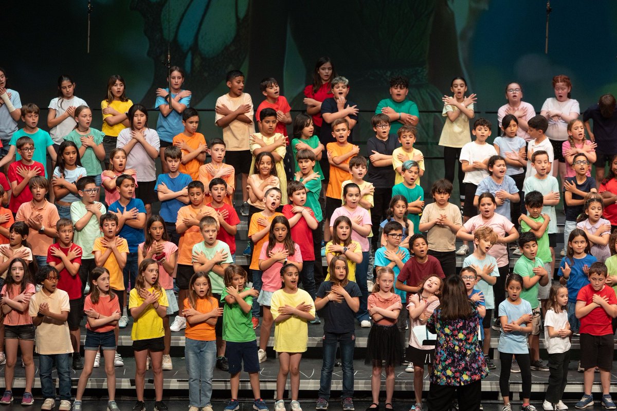 La música sona millor si la compartim amb tothom! 🎵

🎙️ Atrium Viladecans ha acollit una nova edició del ‘Cantem Junts’, una activitat educativa en la qual prop de 600 alumnes de 2n, 3r i 4t de primària de 13 escoles de la ciutat participen en un gran concert