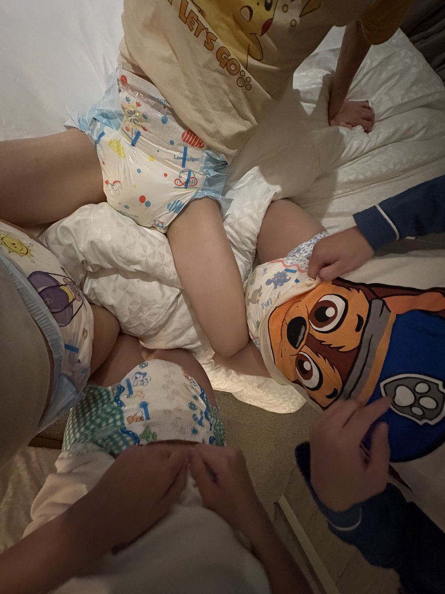 4 little boys 

With <a href="/tbkiddoboy/">Little Kiddo</a> <a href="/lljjlh/">lljjlh @ ABDL</a> 

#尿布 #ABDL