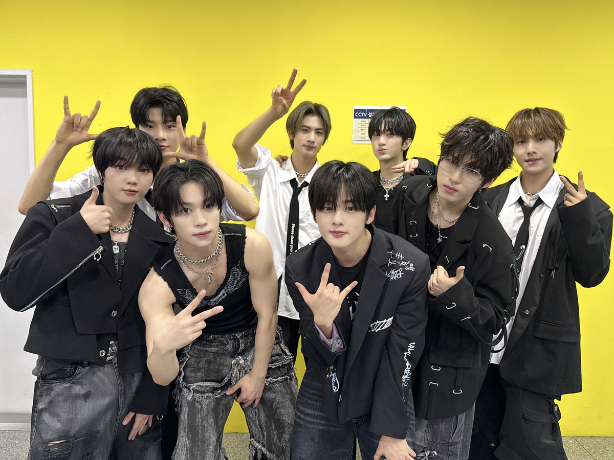 [📷] 

MC 우진 선배님과 유니즈와 함께
축제로 만든 케이팝업 차트쇼🤍🖤

#YOUNITE #유나이트 
#YOUNI_T #Rock_Steady