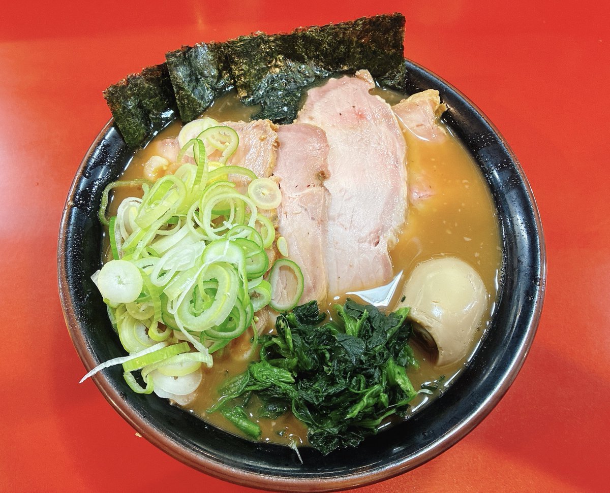 hati8_8c's tweet photo. 数ヶ月ぶりのラーメンということでこちらへ🐯
焼モモチャーシュー中盛��薬味ネギ増し☺️
モモチャーシューも食べ応えあり、スープも五臓六腑に染み渡りとても美味しくいただきました🔥
大将いつもありがとうございます😊

#家系ラーメン
#とらきち家光 https://t.co/Vxoc5vzgFa