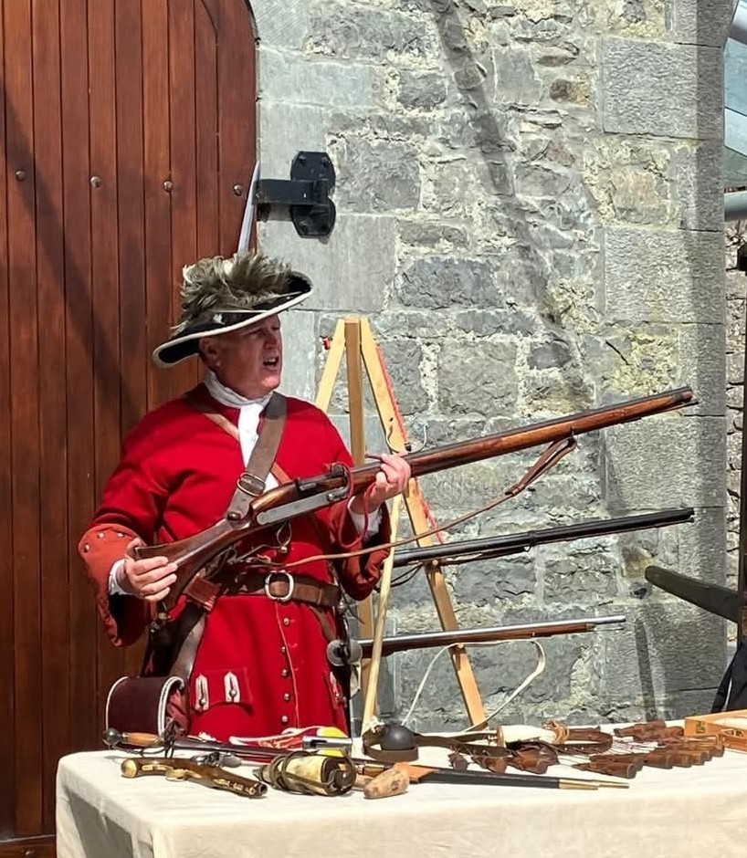 Laoch Living History &amp; the Battle of the Boyne Visitor Centre. This weekend meet the Musketeer, Barber-Surgeon, Artillery Officer &amp; Drill Sargent, Each afternoon walk with Historian Tola Collier discover the tactics, strategy &amp; personalities. #OPW #heritageireland  #meathtourism