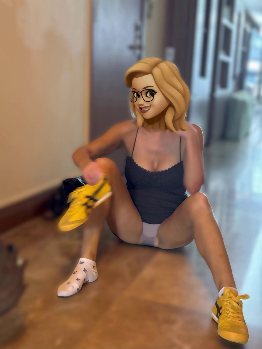 eva_and_logan's tweet photo. Just putting my shoes on to go out... nothing to see here 😘 https://t.co/CQEdsUXEAq