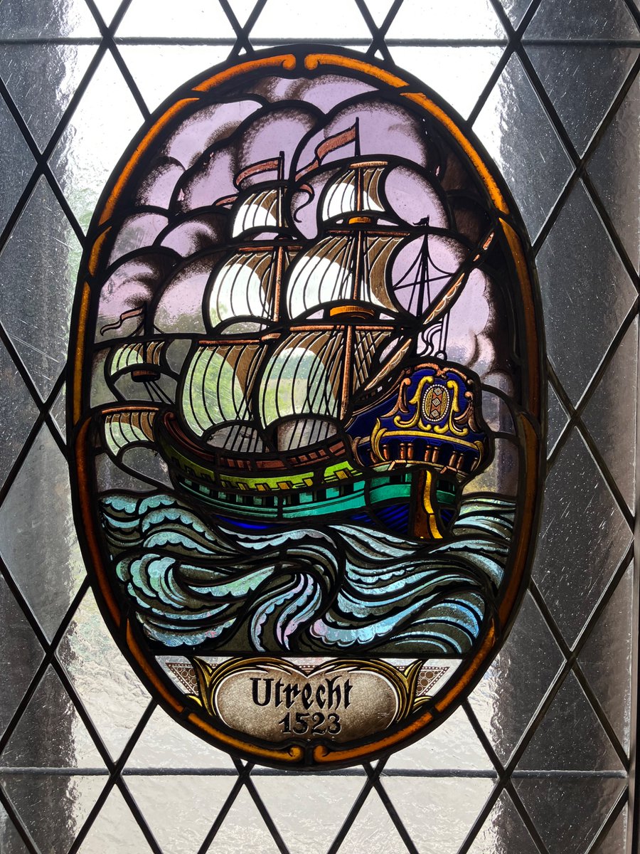 Vitráž s tématem holandské obchodní lodi. Poznáte, ze které brněnské vily pochází?