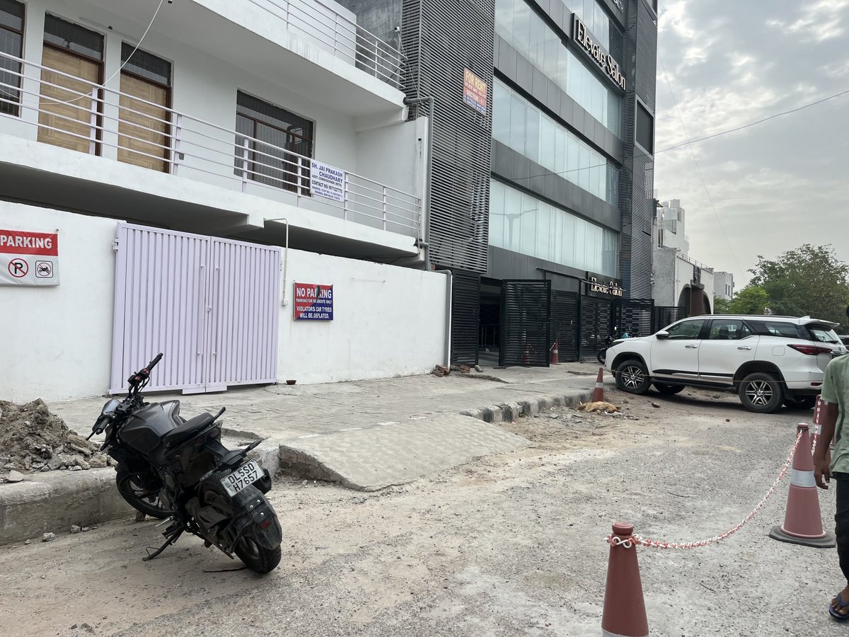 nehr_OO's tweet photo. ⁦@dtptraffic⁩ half road occupied with fencing in front of sector 11 metro station Dwarka. https://t.co/DmtBzOAaCy