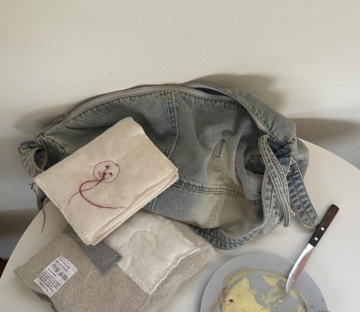 O1peryou's tweet photo. ส่งต่อ washed denim duffle bag ของ sculptor ค่ะ ซื้อมาเก็บไว้เฉย ๆ ( •́ •̀ ) ยังไม่เคยใช้ ป้ายแท็กยังไม่ตัด ใหม่มาก ๆ ♥️

1300 ส่งฟรี 𓈒 ( from 2000+ )

#พรีเกาหลี #พรีออเดอร์เกาหลี #ส่งต่อแบรนด์เกาหลี #เสื้อผ้าแบรนด์เกาหลี #ส่งต่อเสื้อผ้ามือ2 #ส่งต่อsculptor #sculptorthailand https://t.co/JOMxBnEJ7Z
