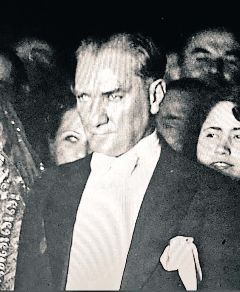 <a href="/hatziieremias/">Terry Hatziieremias 🇬🇷</a> Mustafa Kemal Atatürk, 100 yıl önce emperyalizmin kullanışlı maşası yunan ordularını Anadolu'dan söküp attı. 

 Atatürk, daha sonra da "Yurtta barış dünyada barış" diyerek Venizelos'la birlikte Türk-Yunan dostluğunu kurdu.

100 yıl sonra ırkçı, saldırgan, yayılmacı hayaller gören