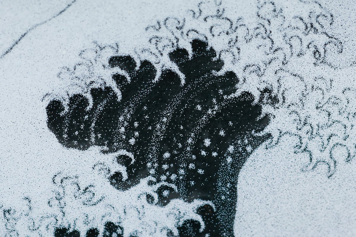 こちらの「石世絵」という作品の撮影をさせていただきました。

社長さん自らここが凄いんだよ見て見て！と魅力を教えてくださったので、２人で試行錯誤しながら撮影しました。（有り得ないけど、ライティングを手伝って頂いたりも・・・笑）

北斎の有名な絵にしか見えませんが、これ、実は