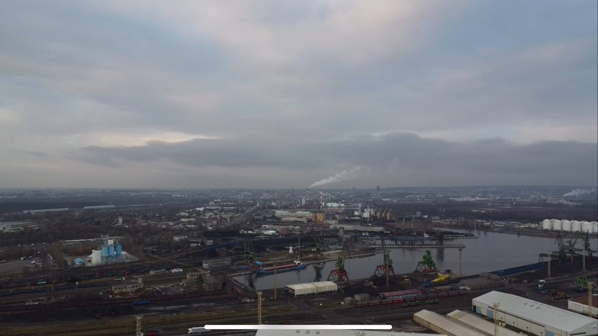 Ciemne chmury nad portem Szczecin-Świnoujście. Wczoraj Tusk ogłosił wyprzedaż infrastruktury kolejowej do portu w Świnoujściu, a dzisiaj m. <a href="/hennigkloska/">Paulina Hennig-Kloska</a> całkowicie zahamowała rozwój gospodarczy i żeglugę ustanawiając Park Narodowy na Odrze, działając na korzyść Berlina.