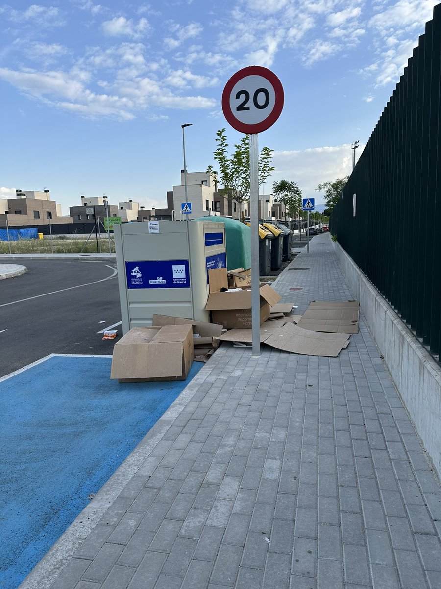 ricardodvg's tweet photo. @Ayto_Guadarrama estaría bien una recogida de basuras y limpieza de la calle. Busqué plateado. https://t.co/WK2qOBEgcl