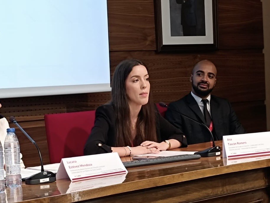 Seguimos con la mesa sobre IA de alto riesgo, investigación penal y neuroderechos con la intervención de <a href="/anatascon_/">Ana Tascón Romero</a> sobre investigación policial a través de IA de las granjas de chatbots 
#FODERTICS14 <a href="/foderticsusal/">FODERTICS</a>