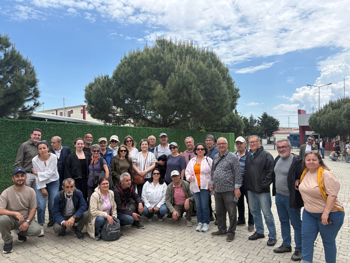 İki ayı aşkındır günlerimiz Silivri’de geçiyor. İlk günden itibaren hiçbir çocuğumuzu hiçbir anne babayı, birbirimizi yalnız bırakmama sözü verdik. Silivri’deyiz çocuklarımızın tahliye haberini bekliyoruz.
Çocuklarımız serbest bırakılsın.
#ÇocuklarımızİçinAdalet