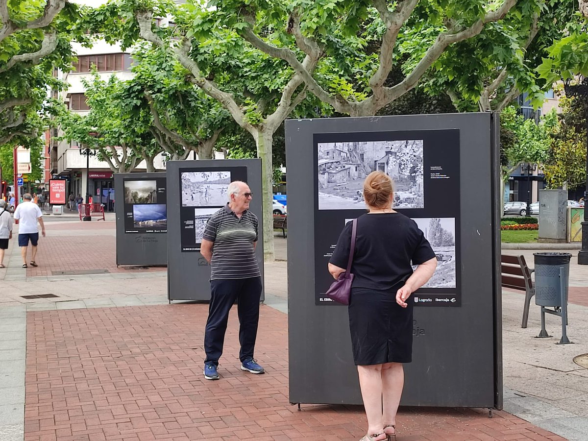 🛶🌊| El alcalde de #Logroño, <a href="/conrado_escobar/">Conrado Escobar</a>, ha visitado esta mañana la exposición ‘El Ebro en imágenes’, de Diario <a href="/lariojacom/">lariojacom</a> y la <a href="/casadelaimagen/">Casa de la Imagen</a> con el apoyo del Ayuntamiento.

📸 Una cuidada selección de 42 fotografías del río a su paso por la ciudad desde 1865 hasta