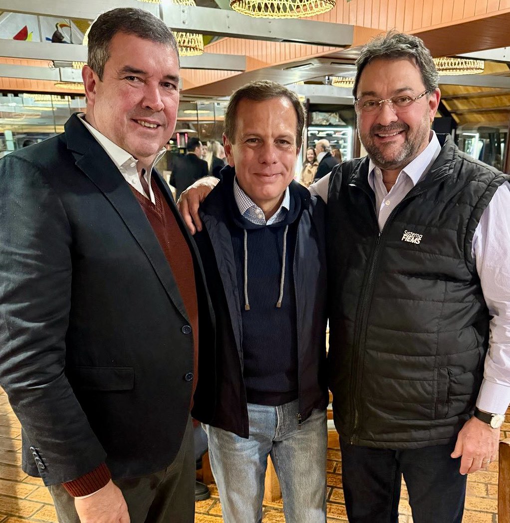 Ao lado de Eduardo Riedel, o eficiente governador do Mato Grosso do Sul, e Sérgio Longen, o ativo presidente da FIEMS, em Bonito (MS). Dois líderes comprometidos com a sustentabilidade e o desenvolvimento industrial responsável no Mato Grosso do Sul. 
Juntos, estamos fortalecendo