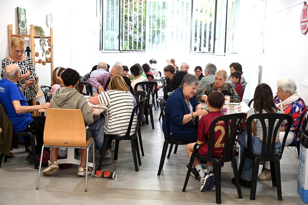 primariaicscat's tweet photo. 💌Persones grans i infants es troben després d'intercanviar cartes durant el curs.

Objectiu: combatre la solitud no volguda i el malestar emocional.

Projecte 'Paraules que uneixen' de la Taula de Salut de Sant Andreu de Palomar de Barcelona amb #CAPCasernes i #CAPSantAndreu https://t.co/x9Pb8O67HE