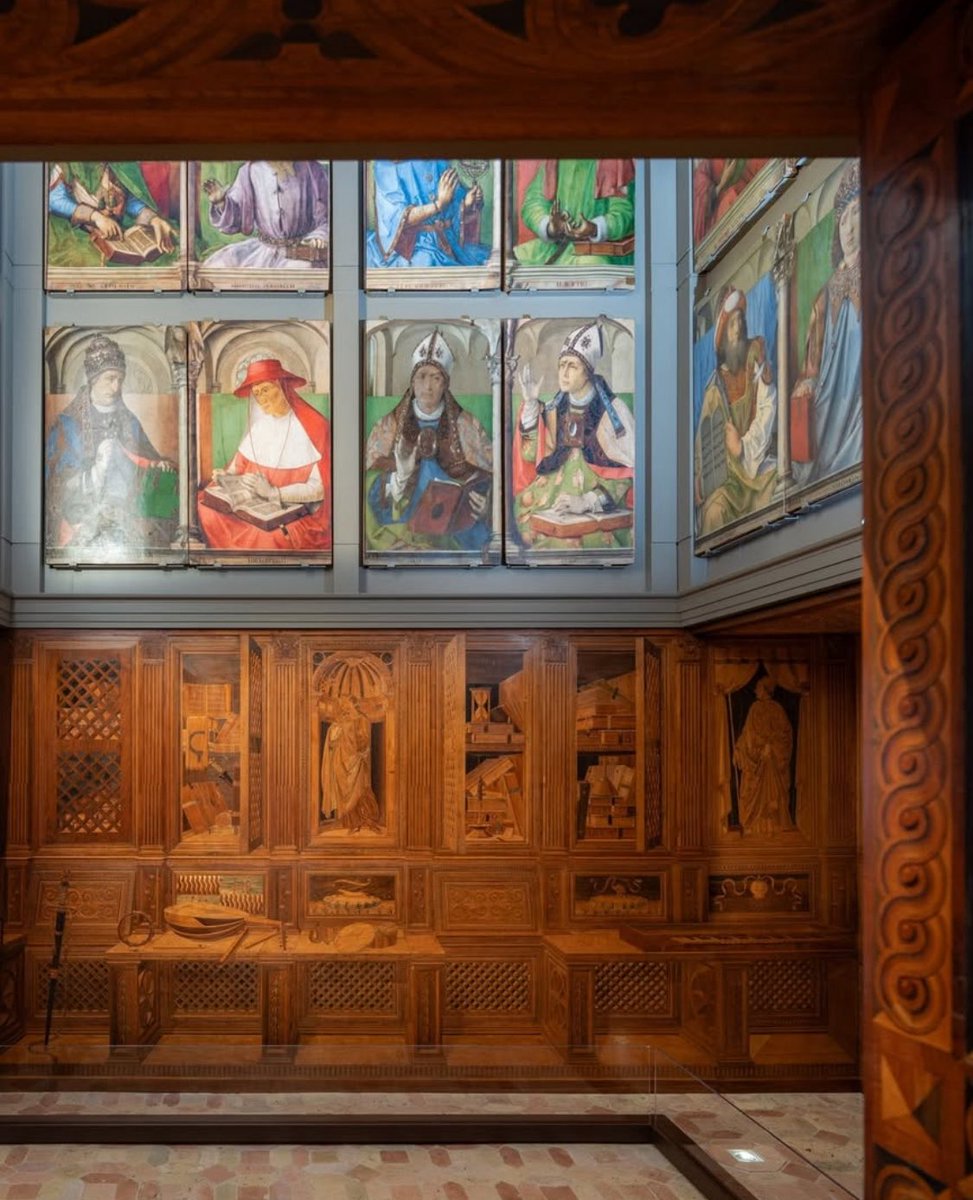 Hoy es un gran día porque, después de muchos meses de restauración, se vuelve a abrir al público un hito del arte del Renacimiento italiano, el Studiolo de Federico de Montefeltro (y su apartamento privado) en el Palazzo Ducale de Urbino. Complimenti e grazie! 🙏🏼 🥲