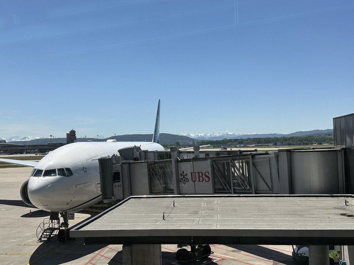 Dr_ThomasZ's tweet image. Another day as a bi-continental human 🌎🌍🇺🇸🇨🇭
Seeing your friend take off towards the alps #ByeNads, and boarding another @united flight… ✈️
