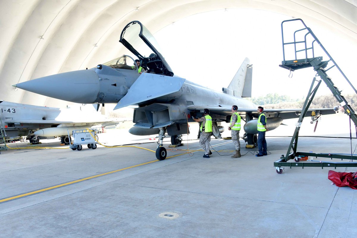 EMADmde's tweet photo. #FelizMartes. ¡Los Eurofighters del Ala 11 ya están listos para el servicio de Alerta de Reacción Rápida (QRA)! Nuestros aviadores🇪🇸 fortalecen la respuesta inmediata del #MOA en el marco de las Operaciones de Presencia, Vigilancia y Disuasión #OpsPvD. Garantizamos la protección del espacio aéreo nacional frente a cualquier posible amenaza. #MOPS @EjercitoAire