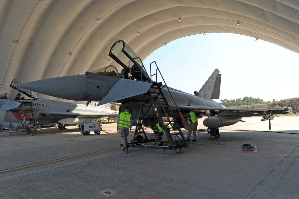 EMADmde's tweet photo. #FelizMartes. ¡Los Eurofighters del Ala 11 ya están listos para el servicio de Alerta de Reacción Rápida (QRA)! Nuestros aviadores🇪🇸 fortalecen la respuesta inmediata del #MOA en el marco de las Operaciones de Presencia, Vigilancia y Disuasión #OpsPvD. Garantizamos la protección del espacio aéreo nacional frente a cualquier posible amenaza. #MOPS @EjercitoAire