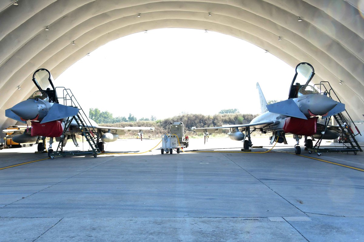 EMADmde's tweet photo. #FelizMartes. ¡Los Eurofighters del Ala 11 ya están listos para el servicio de Alerta de Reacción Rápida (QRA)! Nuestros aviadores🇪🇸 fortalecen la respuesta inmediata del #MOA en el marco de las Operaciones de Presencia, Vigilancia y Disuasión #OpsPvD. Garantizamos la protección del espacio aéreo nacional frente a cualquier posible amenaza. #MOPS @EjercitoAire