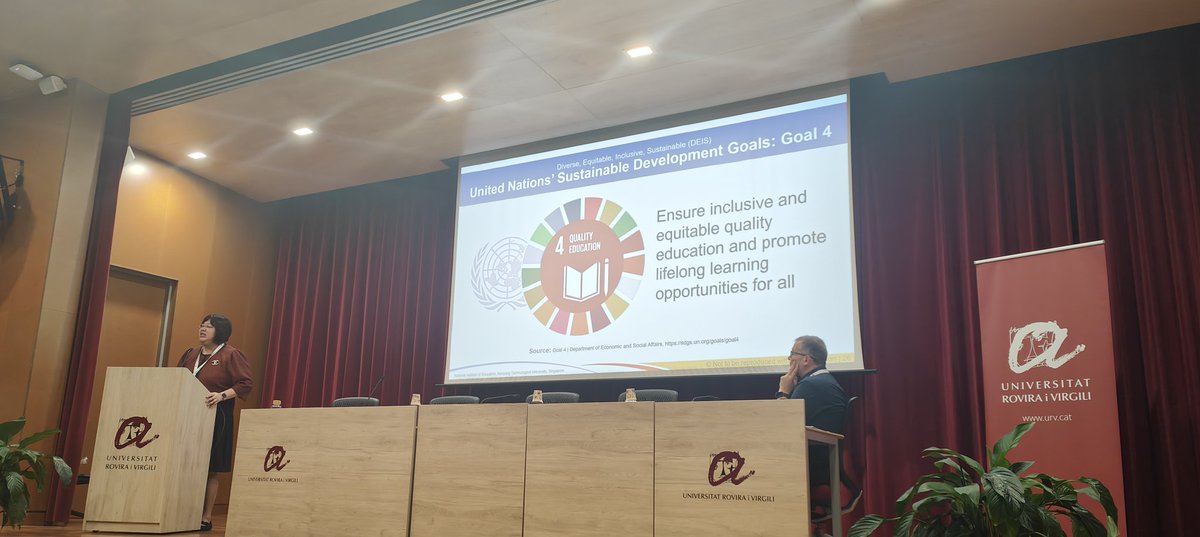 NewsNeus's tweet photo. Incredibly powerful conference of Dr. Ee Law on #Tarragona on #sociaçjustice #leadership #efficiency with everidence-based suggestions to suport educators' professional and personal developement! @Merce_G @rfuente22 @coralregi @montserratjimvi @miqueliceta #teaters #Singapore https://t.co/4OaOjNCTOc