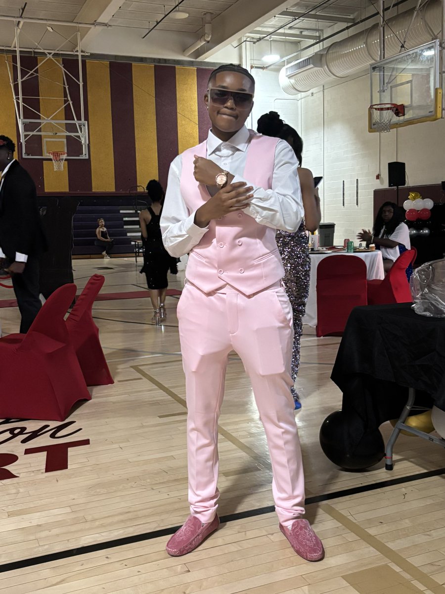 NiQ__NiQ's tweet image. Graduation day for my lil Saber Baessssss❤️💛 really the 27 daughters I’ll never have😅 #8thgradeprom