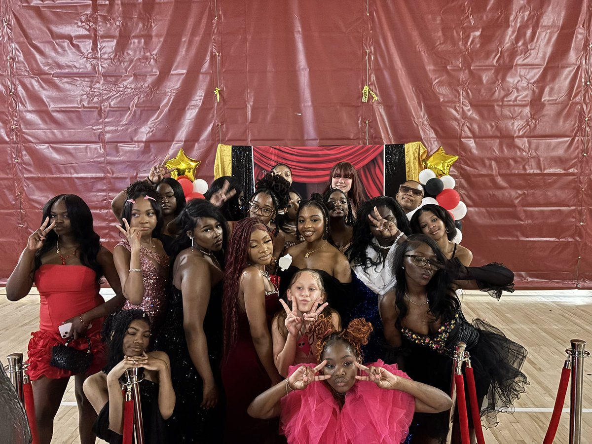NiQ__NiQ's tweet image. Graduation day for my lil Saber Baessssss❤️💛 really the 27 daughters I’ll never have😅 #8thgradeprom