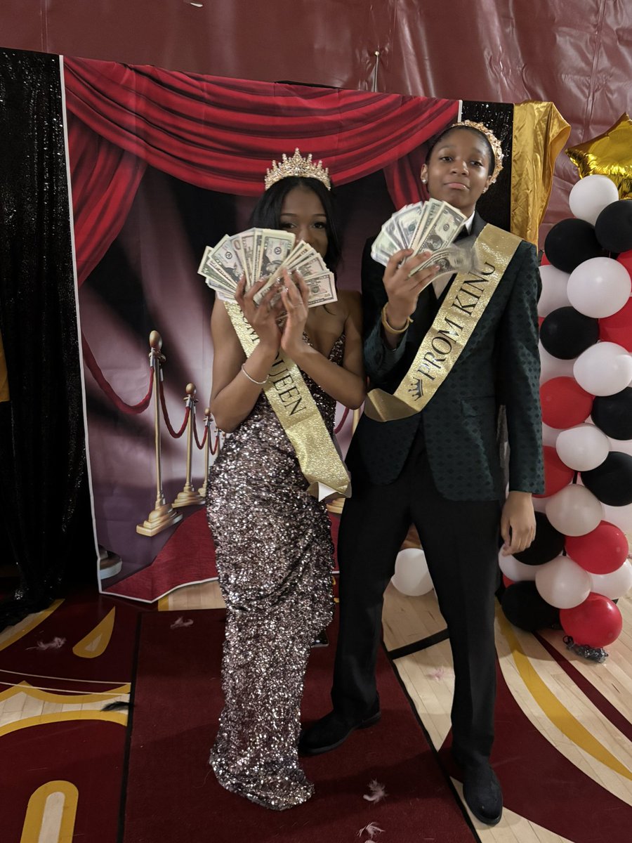 NiQ__NiQ's tweet image. Graduation day for my lil Saber Baessssss❤️💛 really the 27 daughters I’ll never have😅 #8thgradeprom