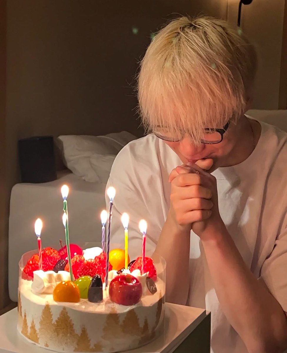 paang_17's tweet photo. [ インスタ ]  訳
250530  スングァン  ( ムンビン )  🌙
.
🍊もう2年だね。友よ元気にしてるかい？
遅くなってしまってごめんㅜ
一人で書いて仕舞い込んでいた文章を､今になってやっと投稿するよ。そんなに気を遣うことじゃないのに､性格は簡単には変わらないなㅎ
.
僕は新しいアルバムが出たよ⚡️
ソロ曲もあるよ〜☔️
もうチェックしてくれてるよね〜？
しっかり聴いてね。

サンダー( Thunder )はまさに､君がチャレンジをしなきゃいけない曲だったのに。本当に残念､惜しいなあ。
お互いに疲れてるって理由で後回しにしなければ､大切な映像がたくさん残ってたんだろうな。次は一緒にやろう👍

君の空席は大きいけど､君が残してくれた優しい言葉や素敵な人たちがたくさんいるから､君の言葉に慰められたり､君のおかげで出会えた人や､より深くつながれた人たちと一緒に君を思い出せることに感謝しながら過ごしているよ。それでも前よりは少しだけ､力強く生きてみようと思っているよ。

月がはっきり見える日には､
たんぽぽがきれいに咲いた日には､
立ち止まって必ず写真を残すよ。
おかげで僕は少しロマンチックな人間になった気がする。ありがとう。

｢夢の中の扉( Moon )｣は聴いた？
どうだった？ちょっと感動したでしょ？
君を好きだった人たちと一緒に歌えるように､プロジェクトの最初から最後までウヌヒョン､ジンジニヒョン､ミョンジュニヒョン､サナ､ラキ､みんな僕たちをとても気にかけてくれて､本当に頑張っていたんだ。｢ありがとう｣って夢の中で一人ひとりを労ってあげてね。

そして忙しいスケジュールの中でも､君のために力を貸してくれたメンバー達とすべての仲間たち､｢夢の中の扉( Moon )｣という曲が世に出られるようにしてくださったすべての方々へ､本当に感謝しているよ。

君がそれほど素晴らしい人だったから､こんなふうにみんなが集まったんだと思う。君を思って準備した贈り物なら､それがどんなものであれ､いつもありがたく受け取ってくれる君だったから。この曲もきっと気に入ってくれると願っているよ🌙

愛してるよ ビナ。
ビニを愛してくださるファンの皆さんへ。
美しい心から始まったこの曲が､暖かい心で聴かれ､少しでも慰めになることを願っています🌙

僕たちはまた必ず出会うよ💪