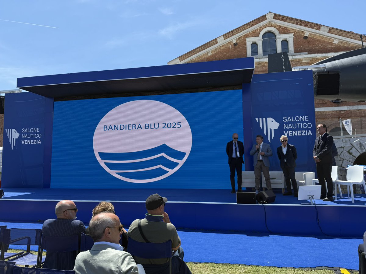 Comune di Venezia (@comunevenezia) on Twitter photo 🔵 Consegnate oggi le Bandiere Blu 2025 alle spiagge del Comune di Venezia e della <a href="/CMVenezia/">CittaMetropolitanaVE</a>, prestigioso riconoscimento conferito dalla Foundation for Environmental Education (FEE) alle località costiere che garantiscono elevati standard nella qualità delle acque, nella 🔵 Consegnate oggi le Bandiere Blu 2025 alle spiagge del Comune di Venezia e della <a href="/CMVenezia/">CittaMetropolitanaVE</a>, prestigioso riconoscimento conferito dalla Foundation for Environmental Education (FEE) alle località costiere che garantiscono elevati standard nella qualità delle acque, nella