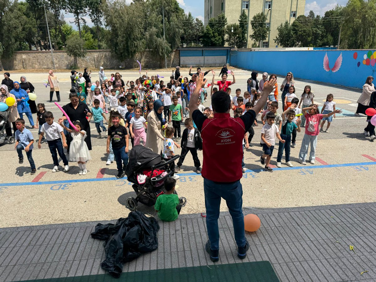 GSB_NazilliGM's tweet photo. Gönüllü gençlerimizle birlikte Orhangazi İlkokulu'nu ziyaret ettik. Miniklerimize balonlardan şekiller yaptık. Yüzlerini boyadık. Birlikte dans ettik. 🐼🐝🦣🐰🐯🐱💃⭐🌼 https://t.co/4Z5fdAdpgV