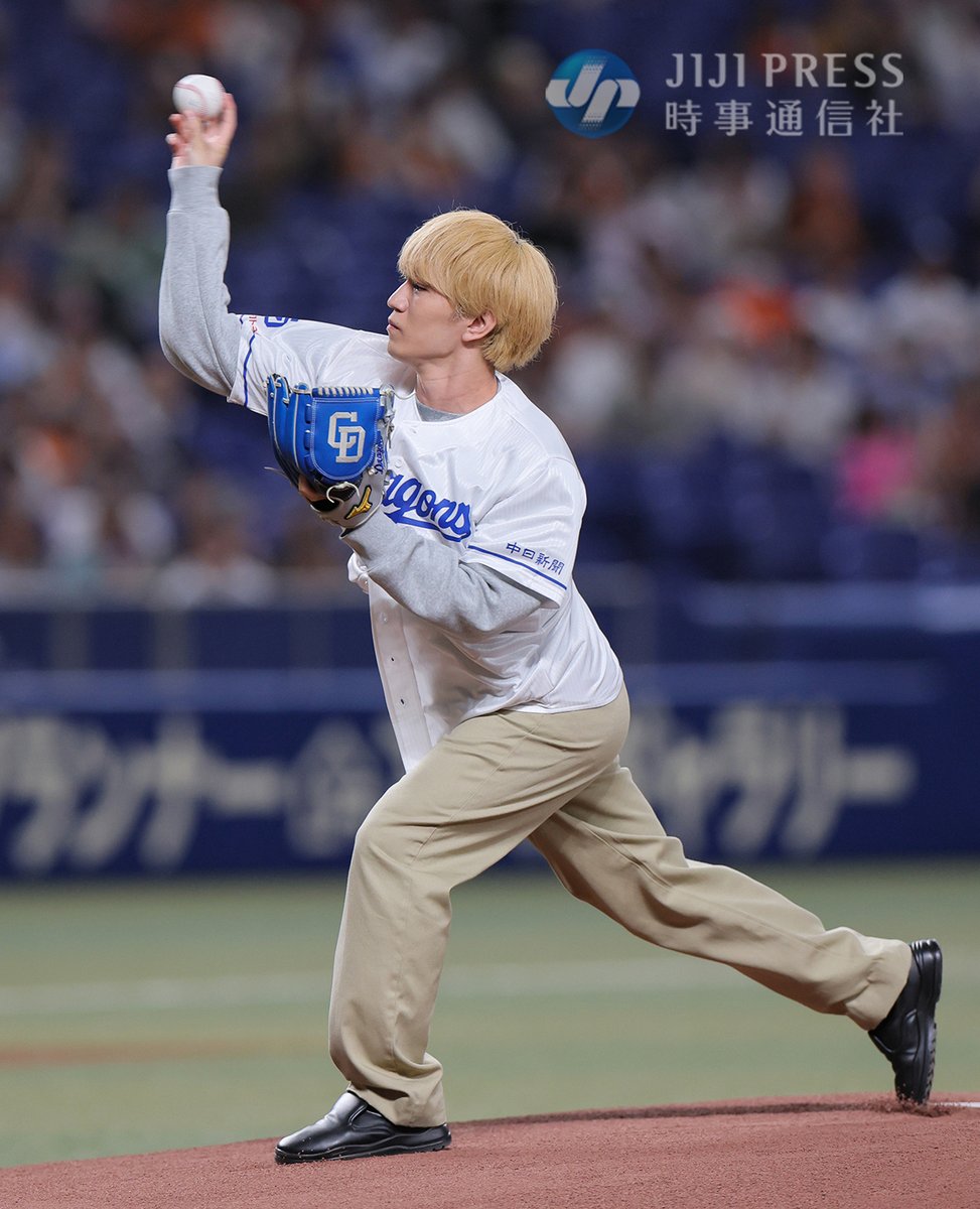 プロ野球・中日―巨人のセレモニアルピッチに登場した「ＷＥＳＴ．」の神山智洋さんです👏

#WEST #神山智洋