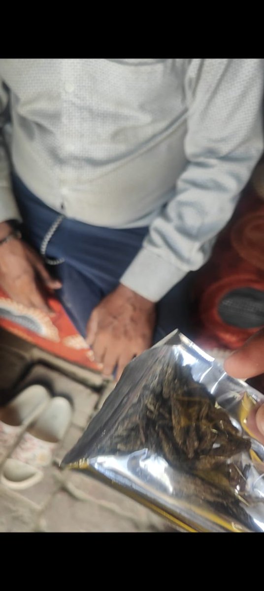 RAMKISHAN PATEL (APN NEWS KAUSHAMBI) (@ramkeshanpatel) on Twitter photo कौशाम्बी ।भांग की दुकान में बिक रहा है अबैध गांजा । खुलेआम बेचा जा रहा भाँग की दुकान में गांजा।आबकारी विभाग की मिलीभगत से बेचा जा रहा गांजा गांजा बेचते वीडियो सोशल मीडिया पर वायरल ।सैनी थाना इलाके का वीडियो वायरल । <a href="/dgpup/">DGP UP</a> <a href="/ADGZonPrayagraj/">ADG Zone Prayagraj</a> <a href="/kaushambipolice/">KAUSHAMBI POLICE</a> कौशाम्बी ।भांग की दुकान में बिक रहा है अबैध गांजा । खुलेआम बेचा जा रहा भाँग की दुकान में गांजा।आबकारी विभाग की मिलीभगत से बेचा जा रहा गांजा गांजा बेचते वीडियो सोशल मीडिया पर वायरल ।सैनी थाना इलाके का वीडियो वायरल । <a href="/dgpup/">DGP UP</a> <a href="/ADGZonPrayagraj/">ADG Zone Prayagraj</a> <a href="/kaushambipolice/">KAUSHAMBI POLICE</a>