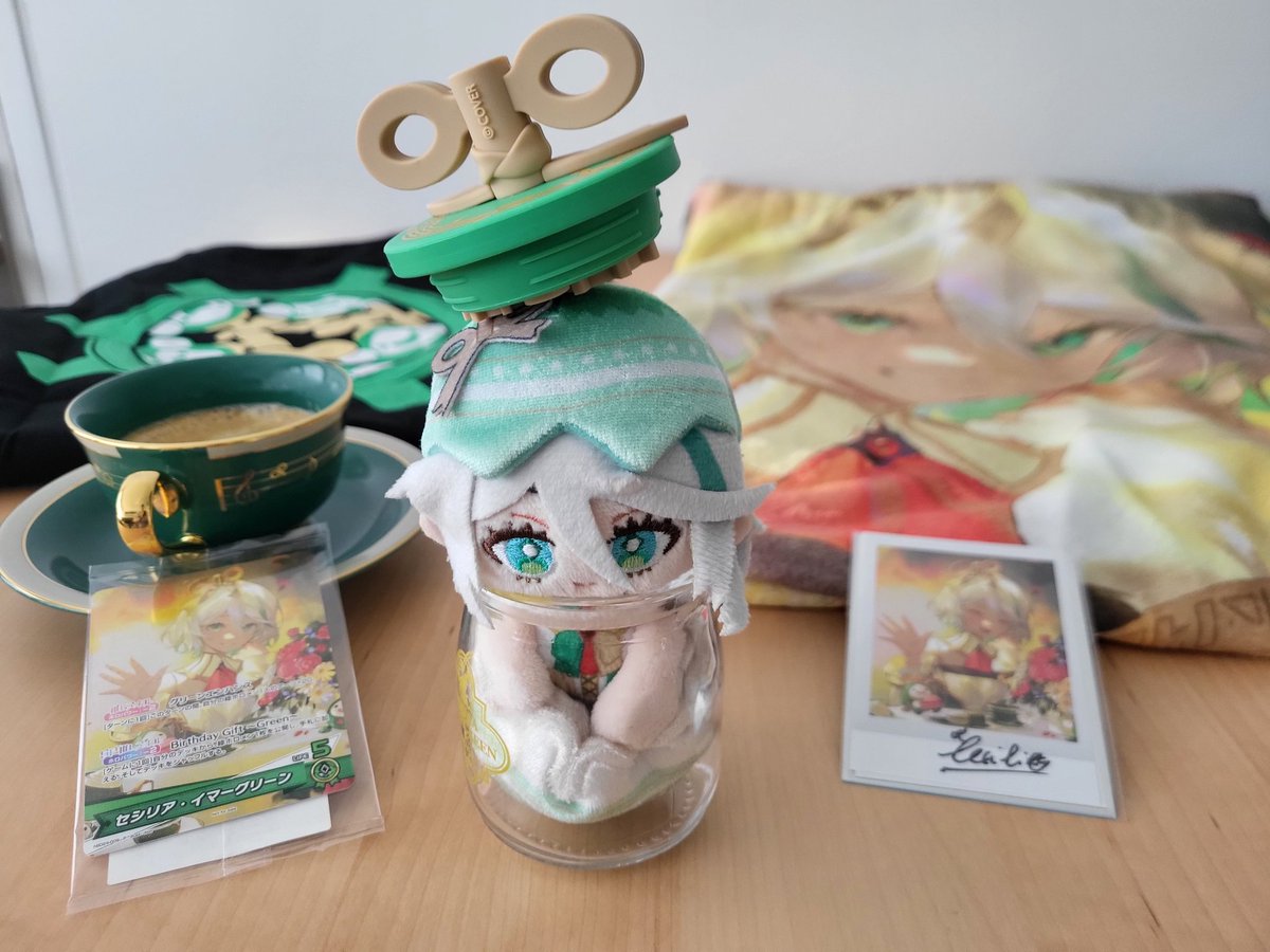 Shifumi95's tweet image. Got my CC birthday merch! Turns out cece-egg is a perfect fit for the jar, look at how snug she sits in there!
#ImmerScreen
