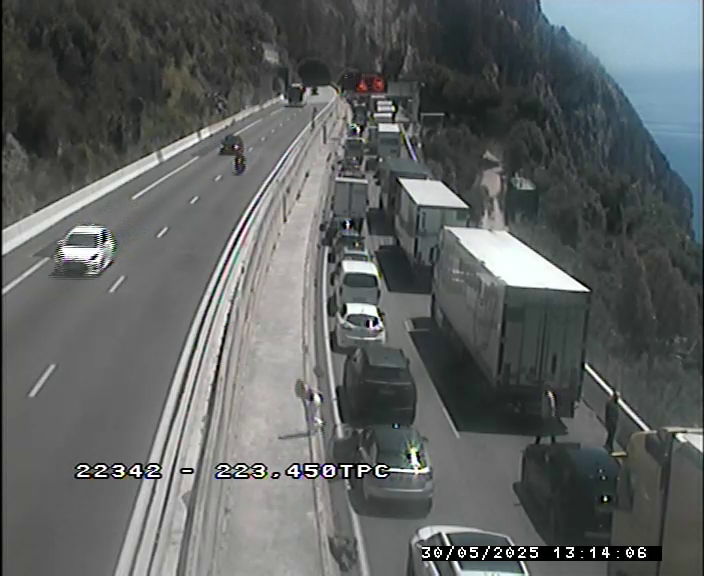 13h11 : sur #A8 en direction de l’Italie après l'entrée n°59 Menton, temps de parcours allongé d'environ 45min en raison de #Travaux et de basculement de chaussée en Italie  #InfoTrafic