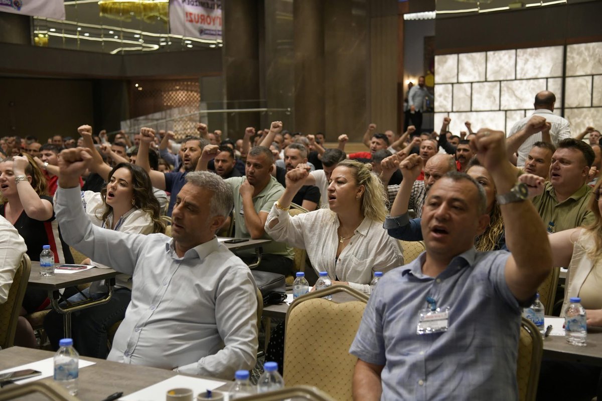 Genel Temsilciler Kurulumuzda konuşan Genel Başkanımız Özkan Atar, ülkenin dört bir yanında grev ve direnişlerini sürdüren işçileri selamladı👇🏻

🔴“Gebze'de sendika hakkı için 47 gündür onurlu direnişlerini sürdüren Erlau işçilerini, Bilecik'te işlerine, ekmeklerine ve