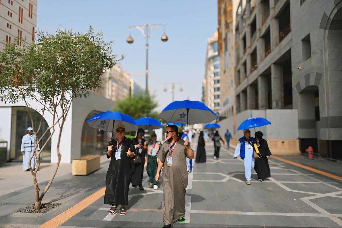 بهدف التخفيف من حرارة الطقس ..
#تجمع_المدينة_الصحي ينفذ حملات ميدانية لتوزيع مظلات مزوّدة بمرواح تبريد ورذاذ ماء، ضمن جهوده للوقاية من الإجهاد الحراري خلال موسم #حج_1446هـ بساحات #المسجد_النبوي .

#حج_بصحة
#المدينة_المنورة