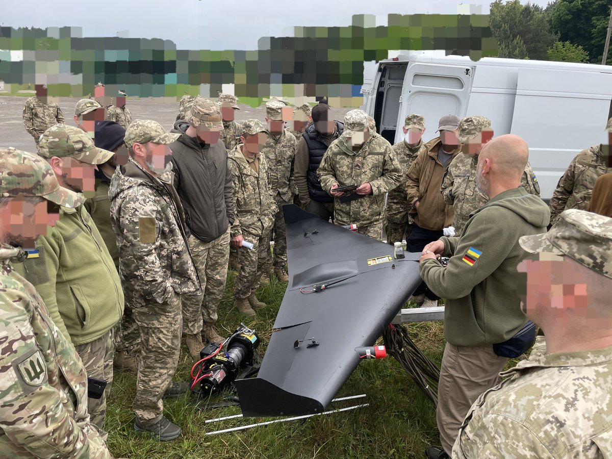 punisher_drone's tweet photo. На запрошення Командування Сухопутних Військ провели демонстрацію в одному з навчальних центрів #ЗСУ для операторів БПЛА. Показали модернізований #BLACK_PUNISHER, #REX та #TRIDENT. Політали. Поскидали. Відповіли на питання. Поділилися власним бойовим досвідом.
#ARMADRONE💪🇺🇦 https://t.co/YZLgMlYyCU