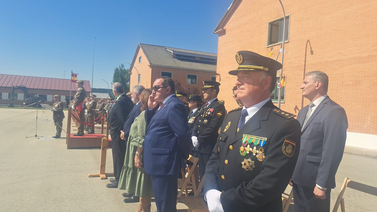 SubGobBUR's tweet photo. 🗓️ #AGENDA | Con motivo de la festividad de #SanFernando, patrón del Arma de Ingenieros, el Regimiento de Ingenieros nº 1 #RING1 del @EjercitoTierra con base en #CastrillodelVal ha celebrado un acto institucional al que ha acudido el subdelegado del Gobierno, Pedro de la Fuente https://t.co/b51PbySSNO