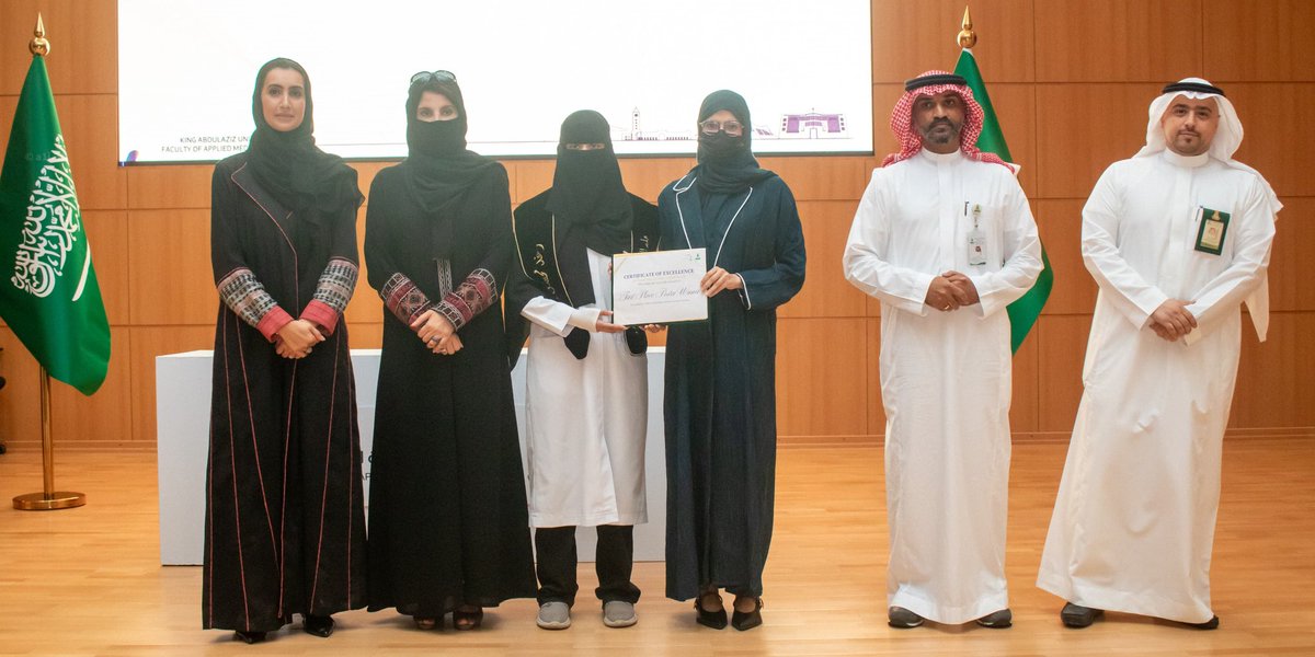 بكل فخر، نبارك لفريقي الطلاب والطالبات الفائزين بـ أفضل عرض ملصق بحثي من قسم علم النفس الإكلينيكي ضمن #ملتقى_التميز_البحثي_والمهني 

من شطر الطلاب: فيصل الزهراني، عبدالمجيد المرزوقي، حسن حمزة، عمار بندقجي
من شطر الطالبات: سيرين القحطاني، رغد الحرازي

تميز يُشاد به وبحث واعد🌟