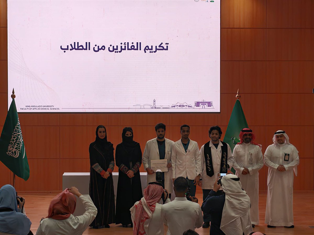 _cpsy_'s tweet photo. بكل فخر، نبارك لفريقي الطلاب والطالبات الفائزين بـ أفضل عرض ملصق بحثي من قسم علم النفس الإكلينيكي ضمن #ملتقى_التميز_البحثي_والمهني 

من شطر الطلاب: فيصل الزهراني، عبدالمجيد المرزوقي، حسن حمزة، عمار بندقجي
من شطر الطالبات: سيرين القحطاني، رغد الحرازي

تميز يُشاد به وبحث واعد🌟 https://t.co/uimXIOAWe6