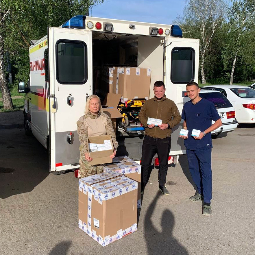 UkraineBerlin's tweet image. Kleine Schachteln, große Wirkung: Dank antares-apotheke Pharma Service und @helpeplus haben wir ein Kinderzentrum für Herzchirurgie, eine Augenklinik für Veteranen und ein Frontstadt-Hospital mit Medikamenten versorgt. Vor allem starke Antibiotika sind in der #Ukraine knapp.