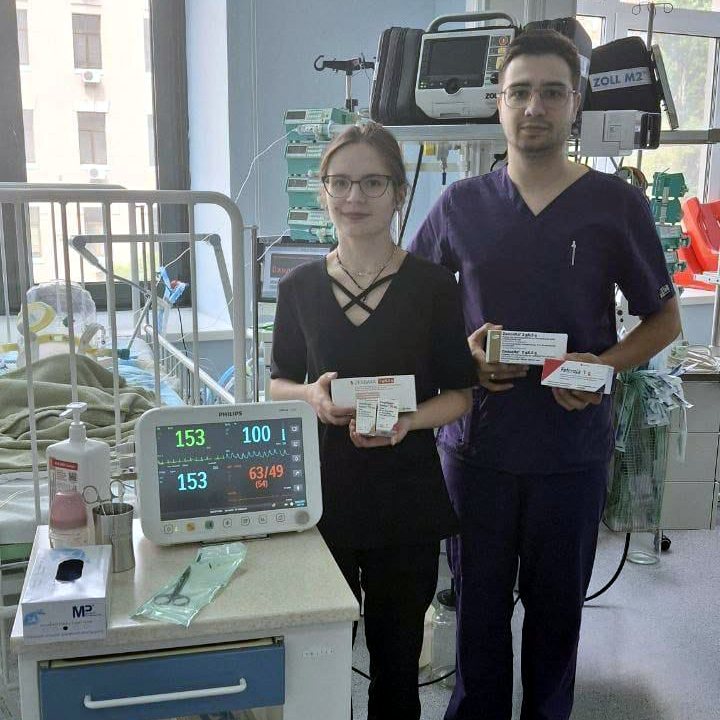 UkraineBerlin's tweet image. Kleine Schachteln, große Wirkung: Dank antares-apotheke Pharma Service und @helpeplus haben wir ein Kinderzentrum für Herzchirurgie, eine Augenklinik für Veteranen und ein Frontstadt-Hospital mit Medikamenten versorgt. Vor allem starke Antibiotika sind in der #Ukraine knapp.