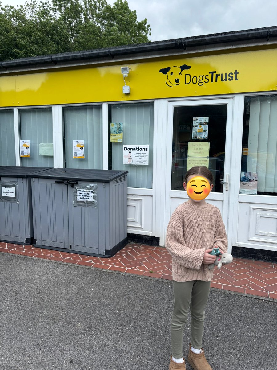 Took my little girl to the <a href="/DogsTrust/">Dogs Trust 💛🐶</a> in huyton today to drop off some towels and puppy pads 😁 🐕 🐶 #Donations #everylittlehelps